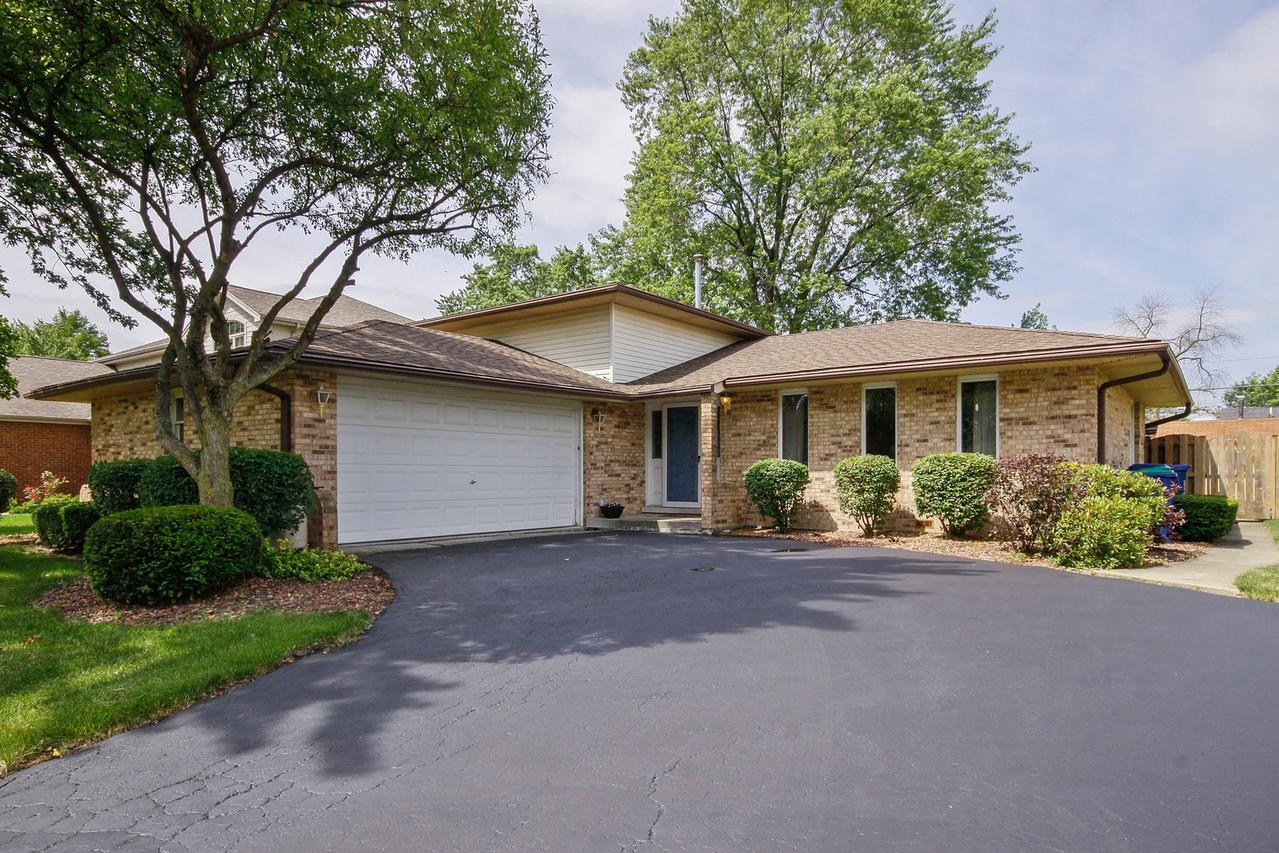 8528 S 83rd Ct., Hickory Hills, IL 60457