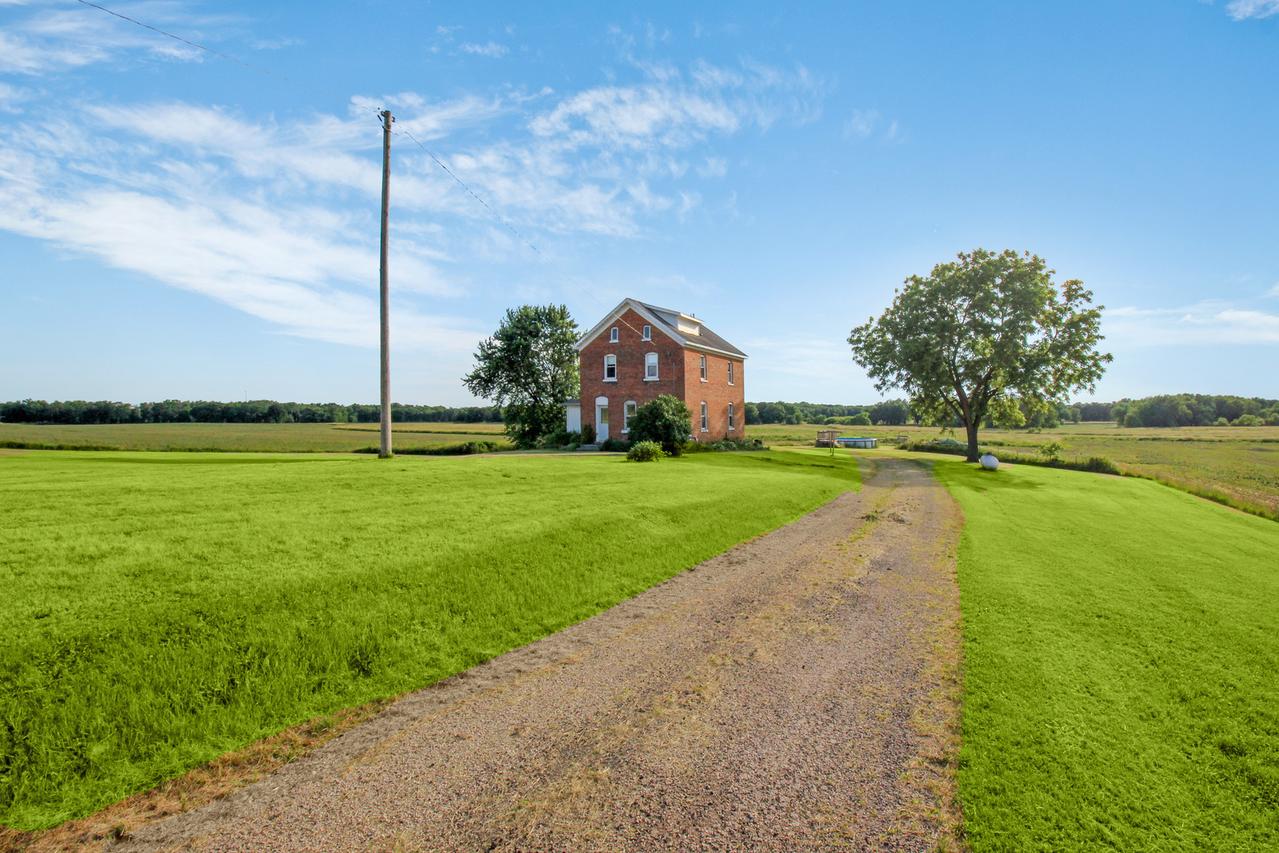 146 N Dakota Rd., Ridott, IL 61067