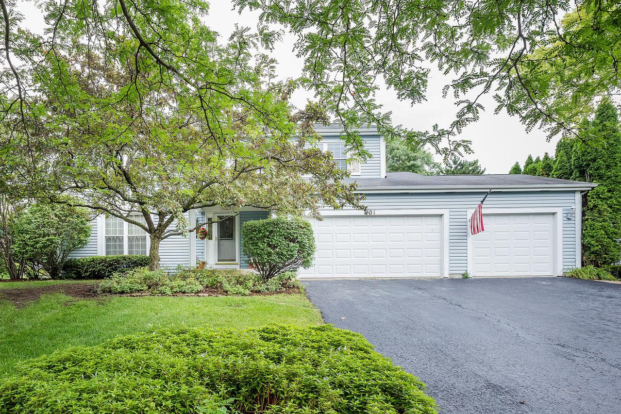 701 Roaring Brook Ln., Algonquin, IL 60102