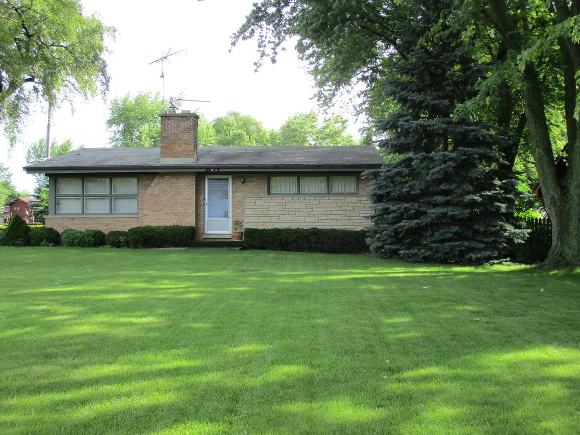 1700 Grand Ave., Lindenhurst, IL 60046
