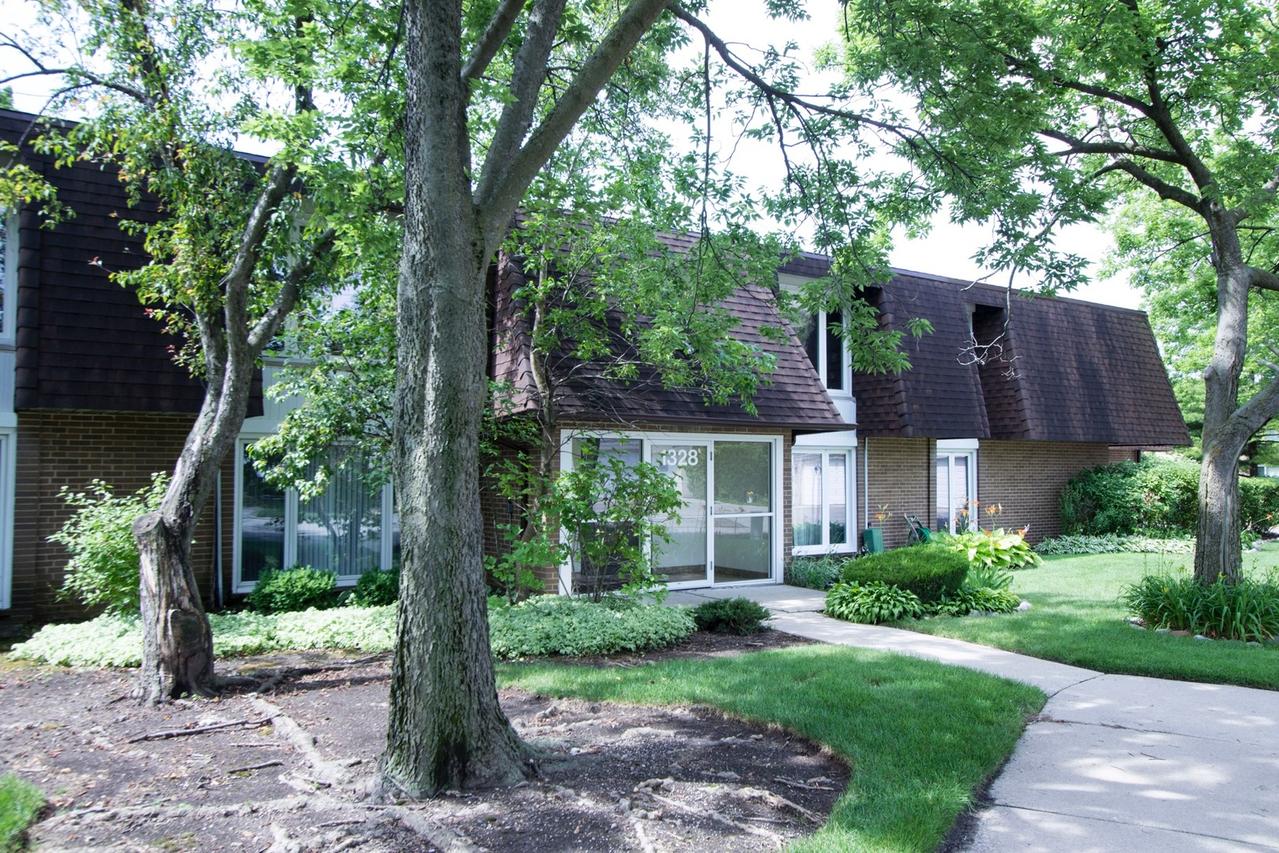 1328 S New Wilke Rd. #1B, Arlington Heights, IL 60005