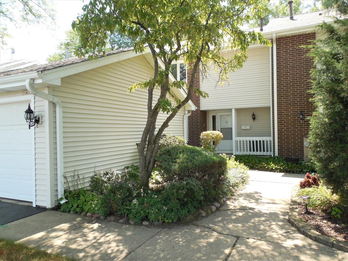 30W335 Pinehurst Dr., Naperville, IL 60563