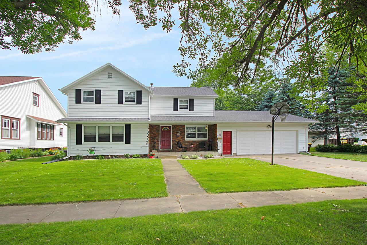 409 Oak St., Lena, IL 61048