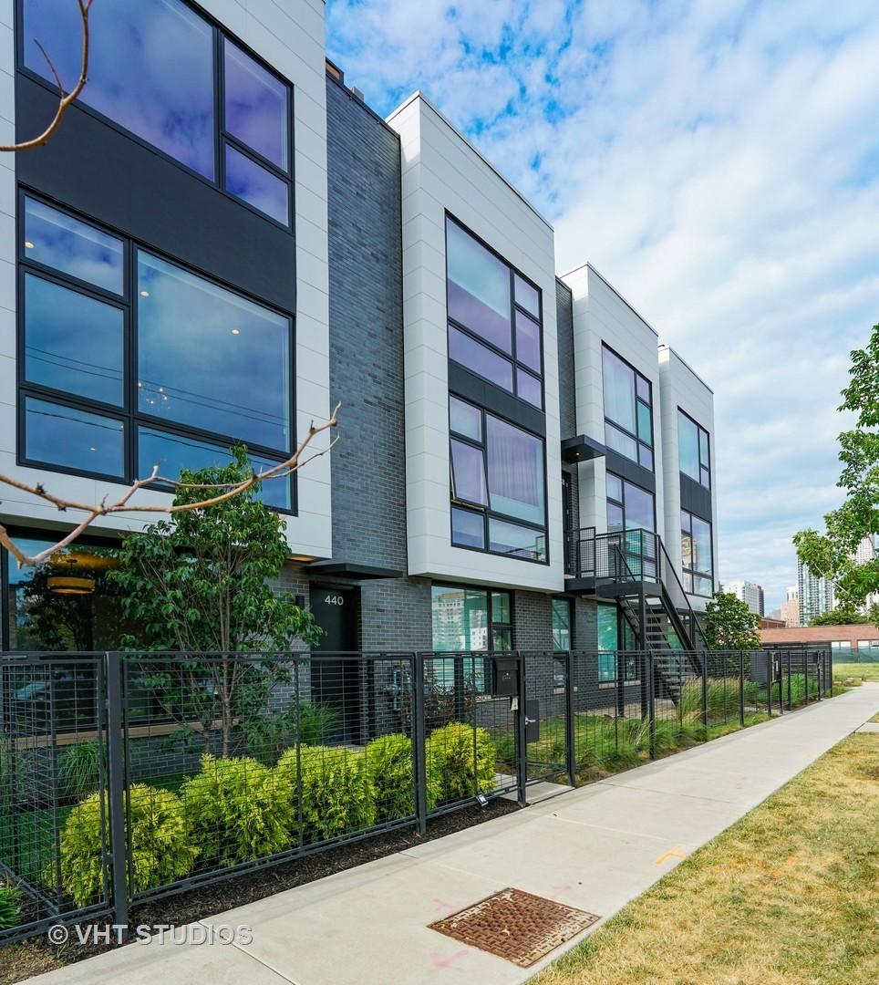 440 W Oak St., Chicago, IL 60610