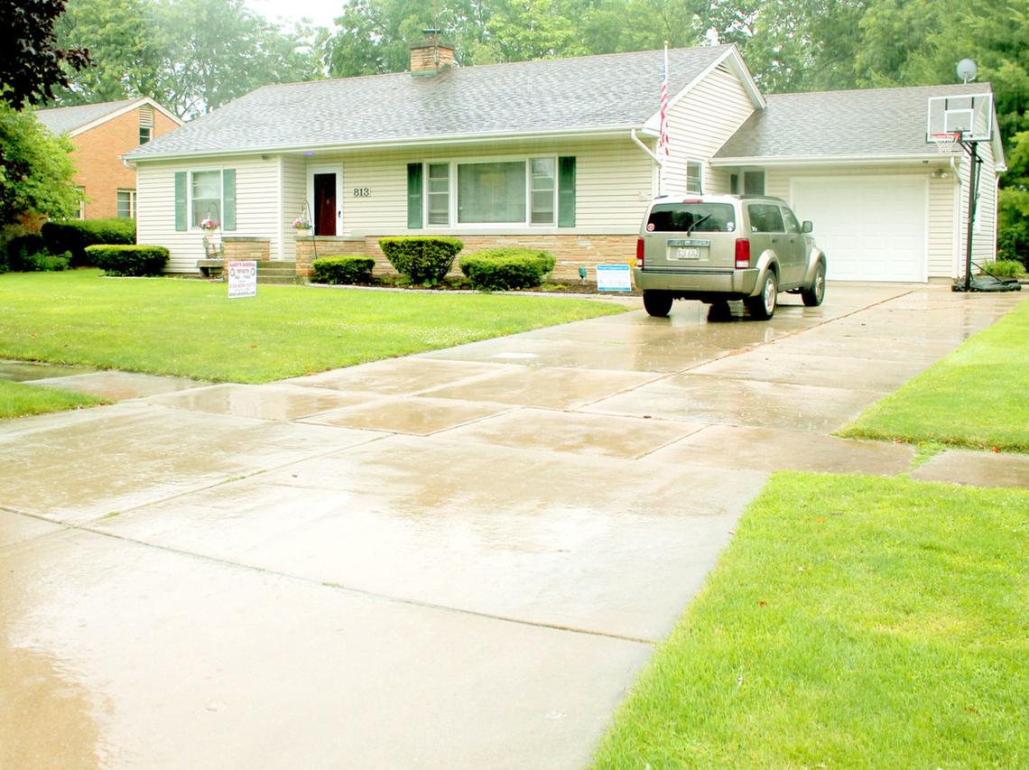 813 Lehnertz Ave., Aurora, IL 60505