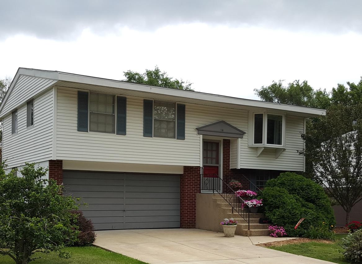 713 Geneva Ave., Romeoville, IL 60446
