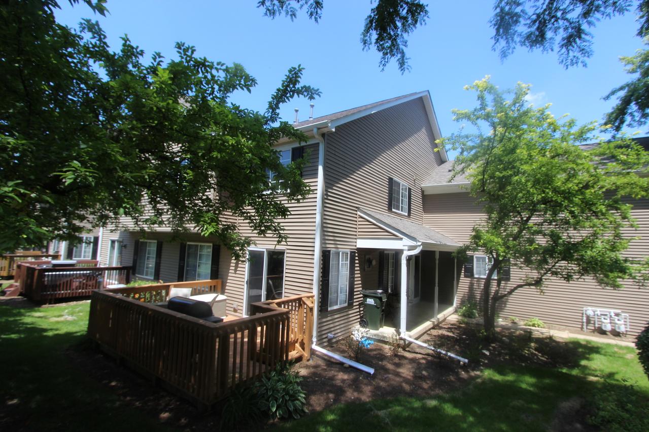 452 Village Creek Dr., Lake In The Hills, IL 60156