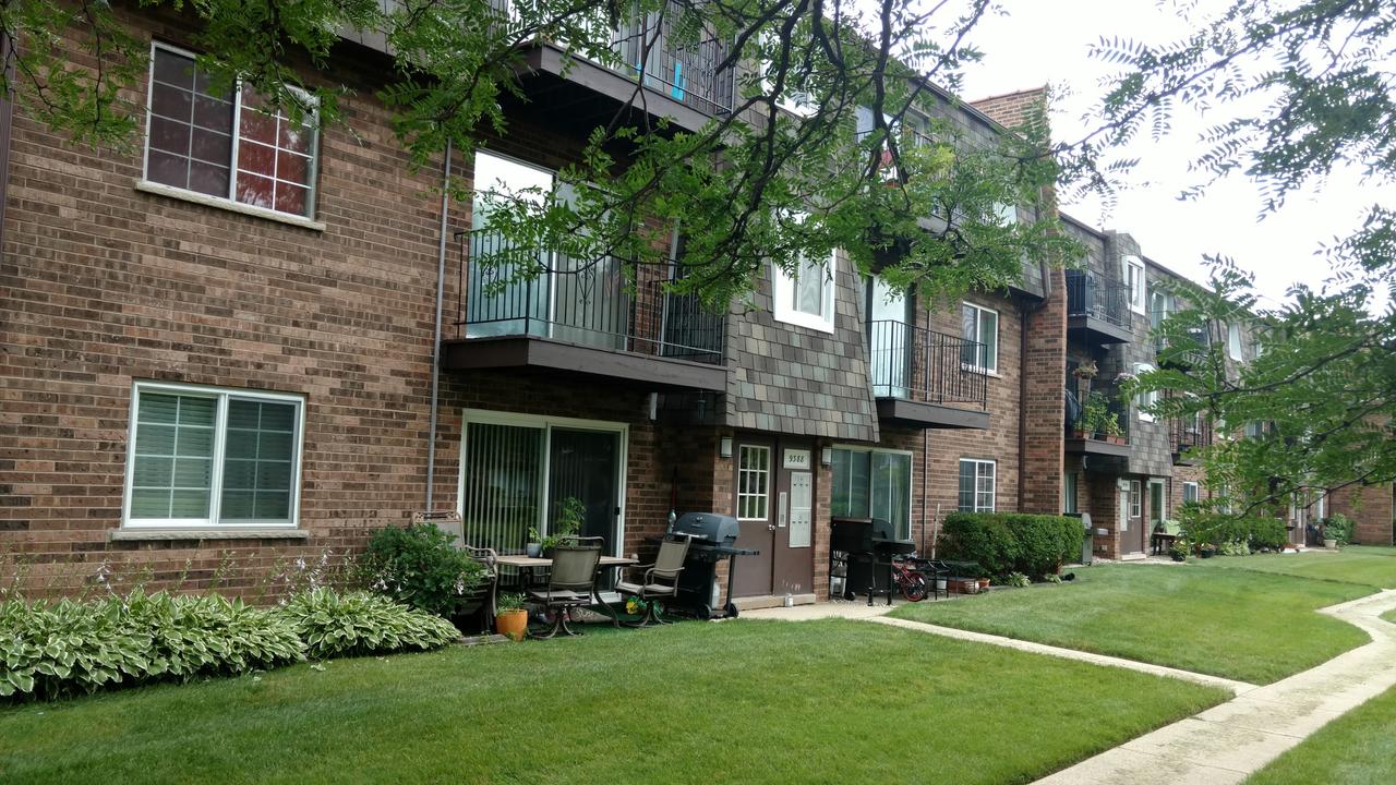 9388 Bay Colony Dr. #2S, Des Plaines, IL 60016
