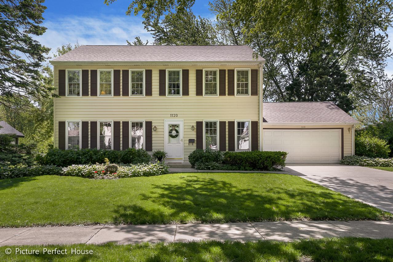1120 Summit Hills Ln., Naperville, IL 60563