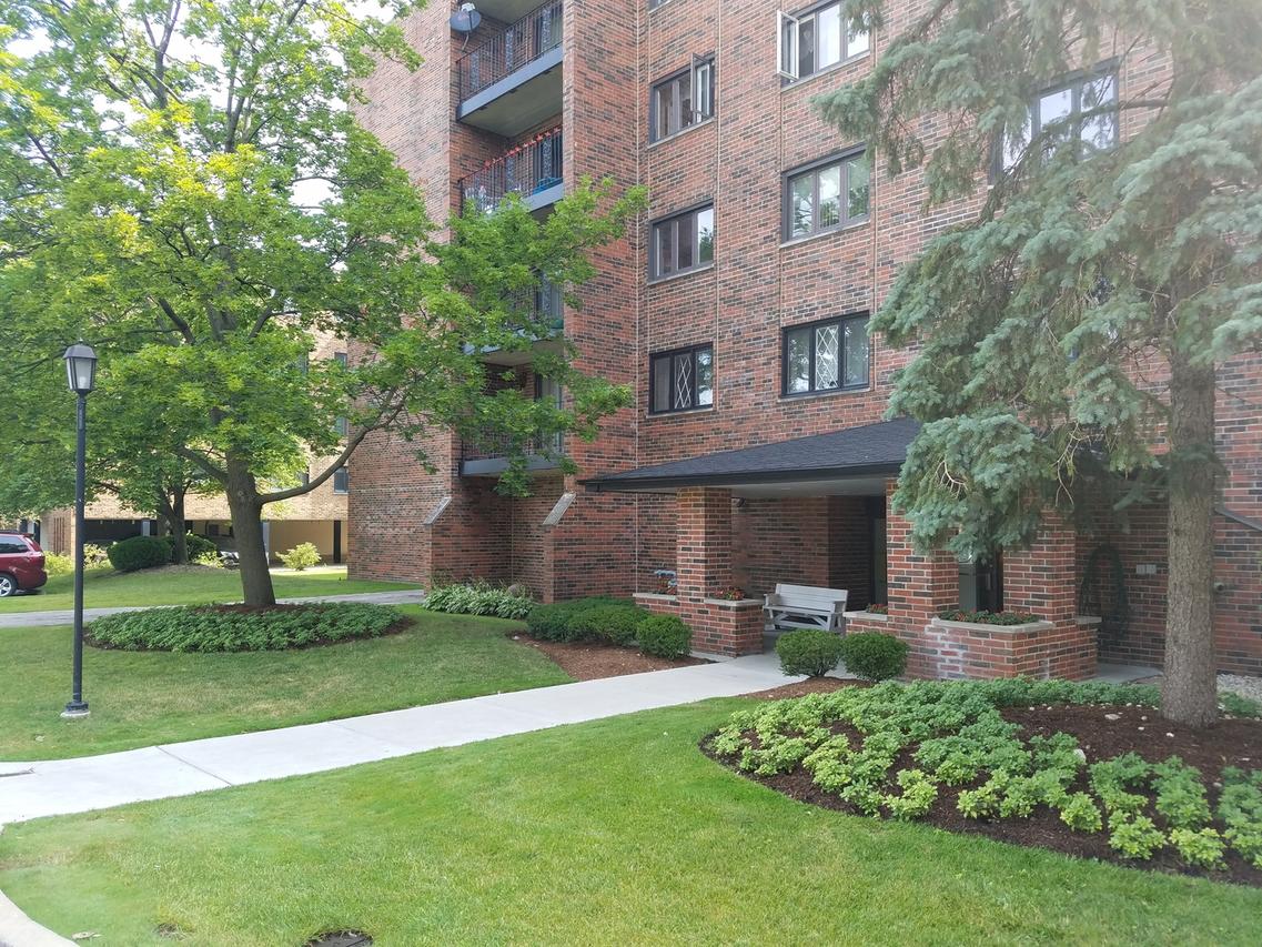 9346 Landings Ln. #204, Des Plaines, IL 60016