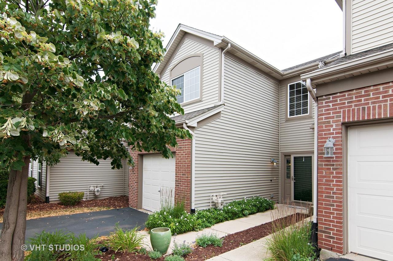1052 Woodview Ct., Aurora, IL 60502