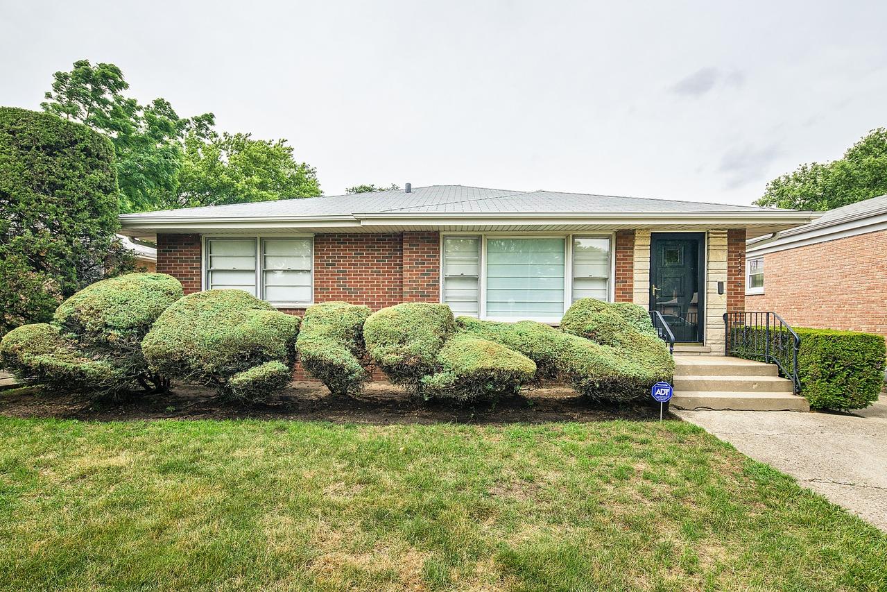 5526 Oakton St., Morton Grove, IL 60053