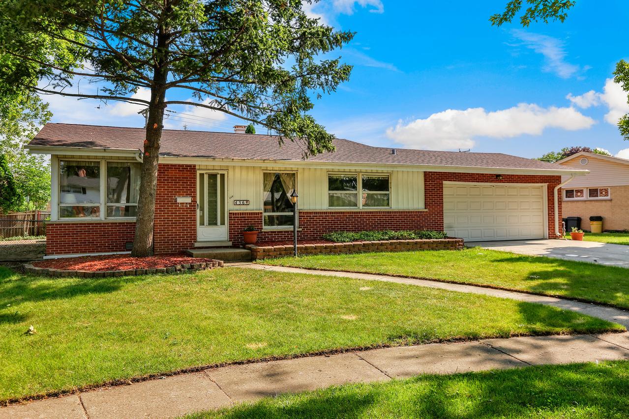 456 King Ln., Des Plaines, IL 60016