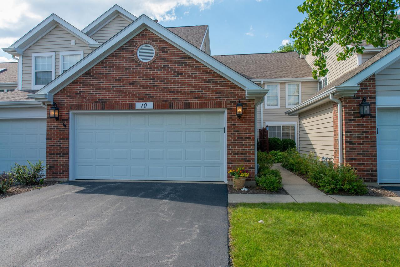 10 Whitman Dr., Schaumburg, IL 60173