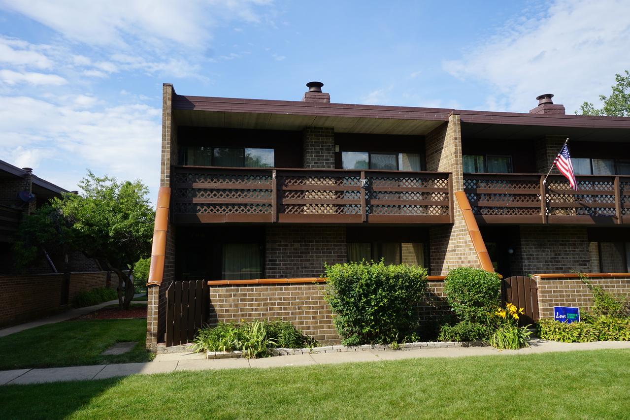 106 Kenneth Cir., Elgin, IL 60120