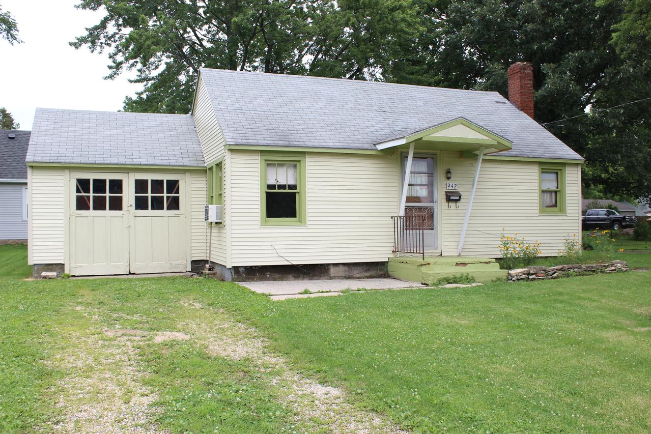 942 S 5th St., Dekalb, IL 60115