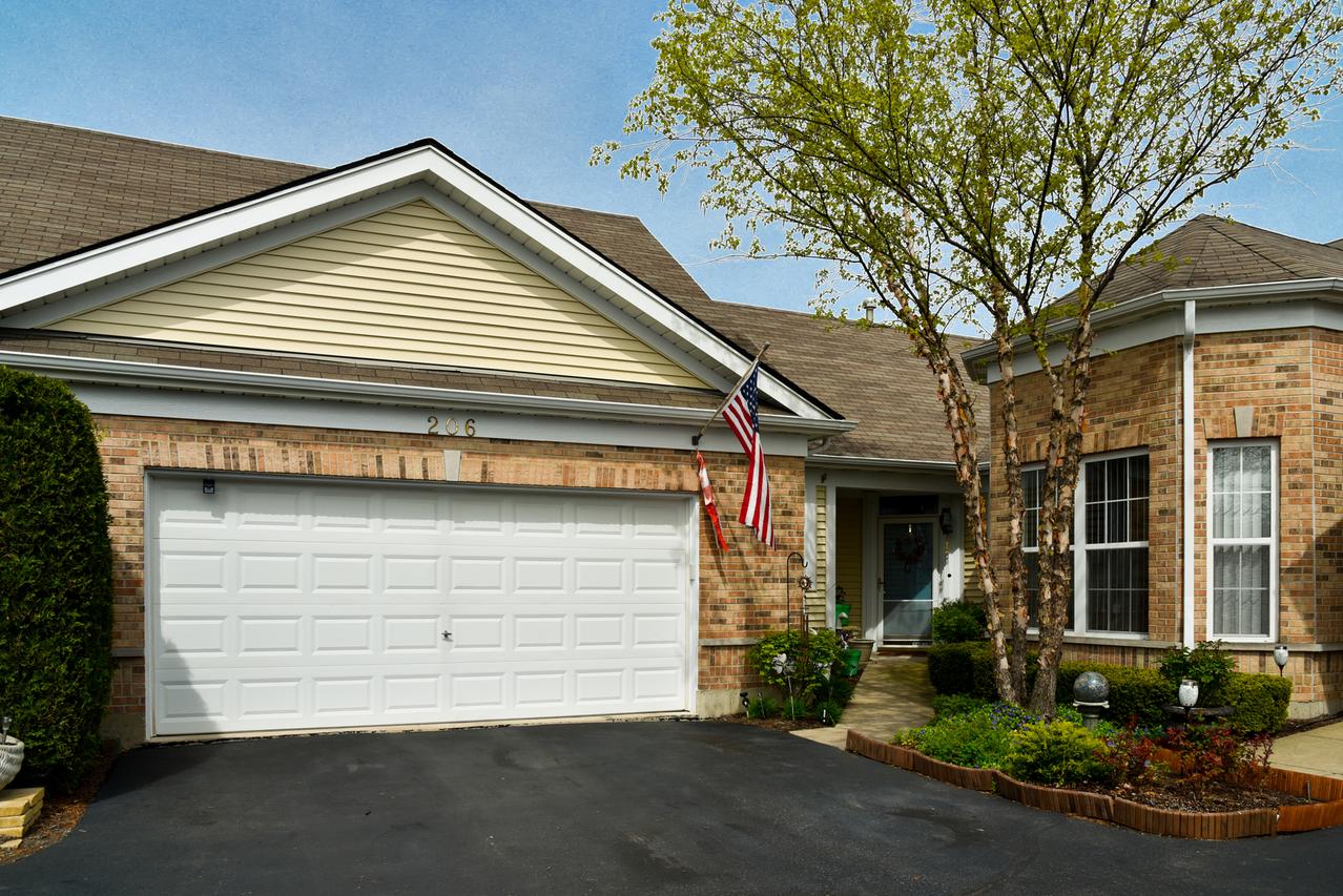 206 Enfield Ln., Grayslake, IL 60030