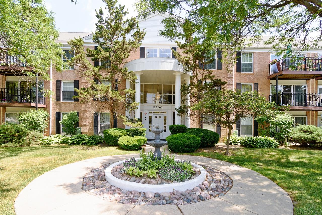 5300 Carriageway Dr. #211, Rolling Meadows, IL 60008