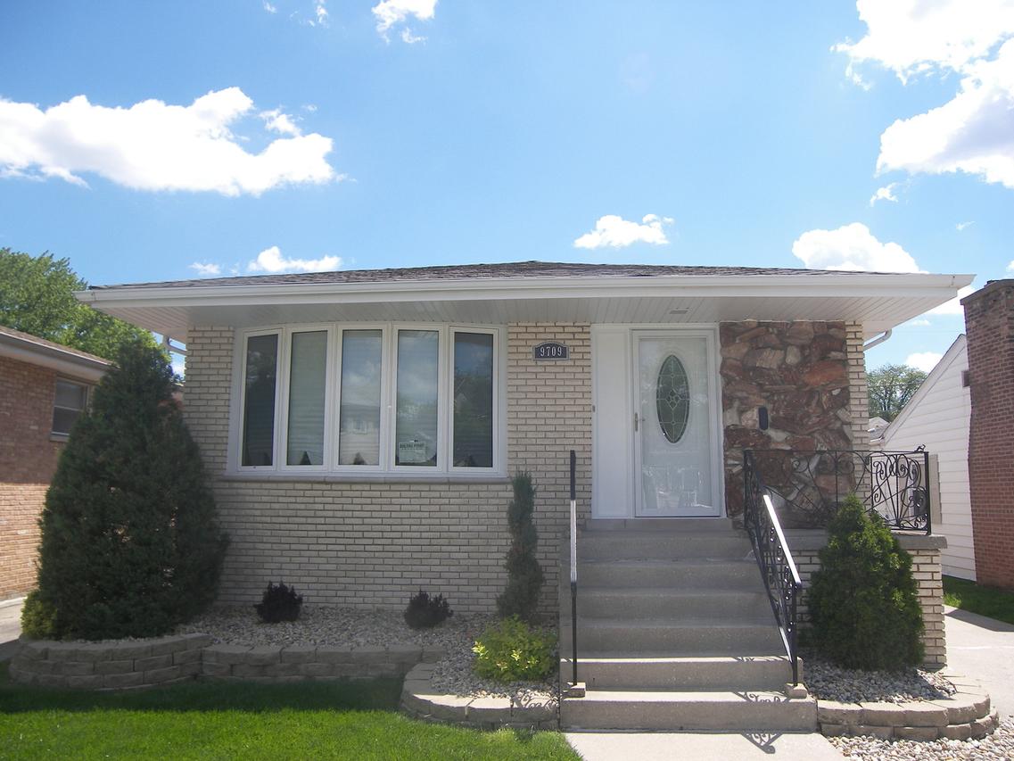 9709 S 52nd Ave., Oak Lawn, IL 60453