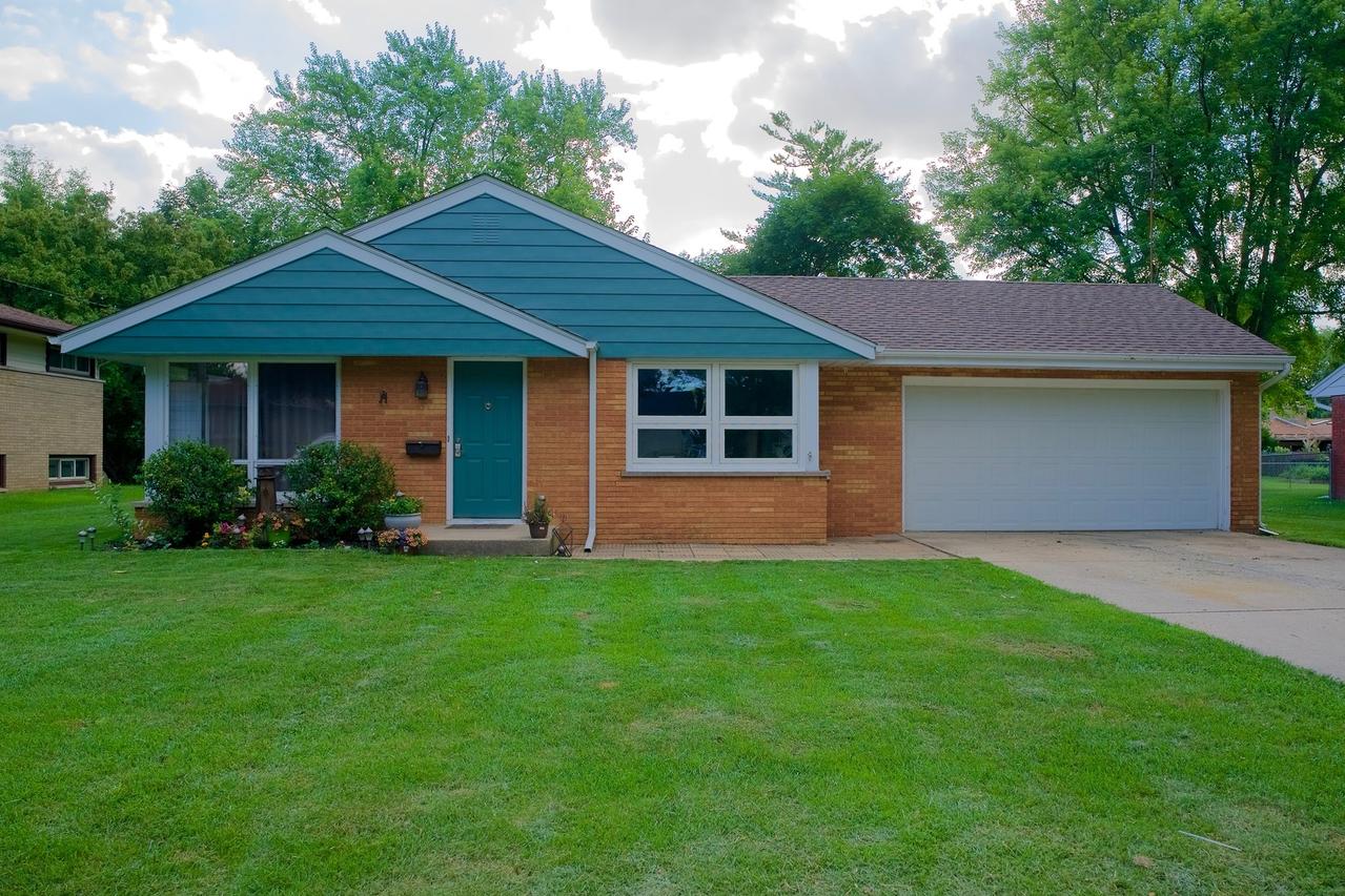 214 Lilac Ln., North Aurora, IL 60542