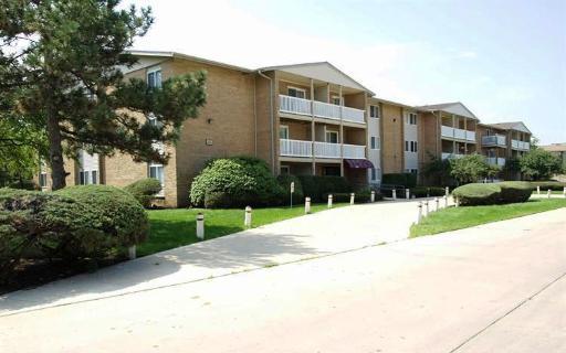 910 Beau Dr. #104, Des Plaines, IL 60016