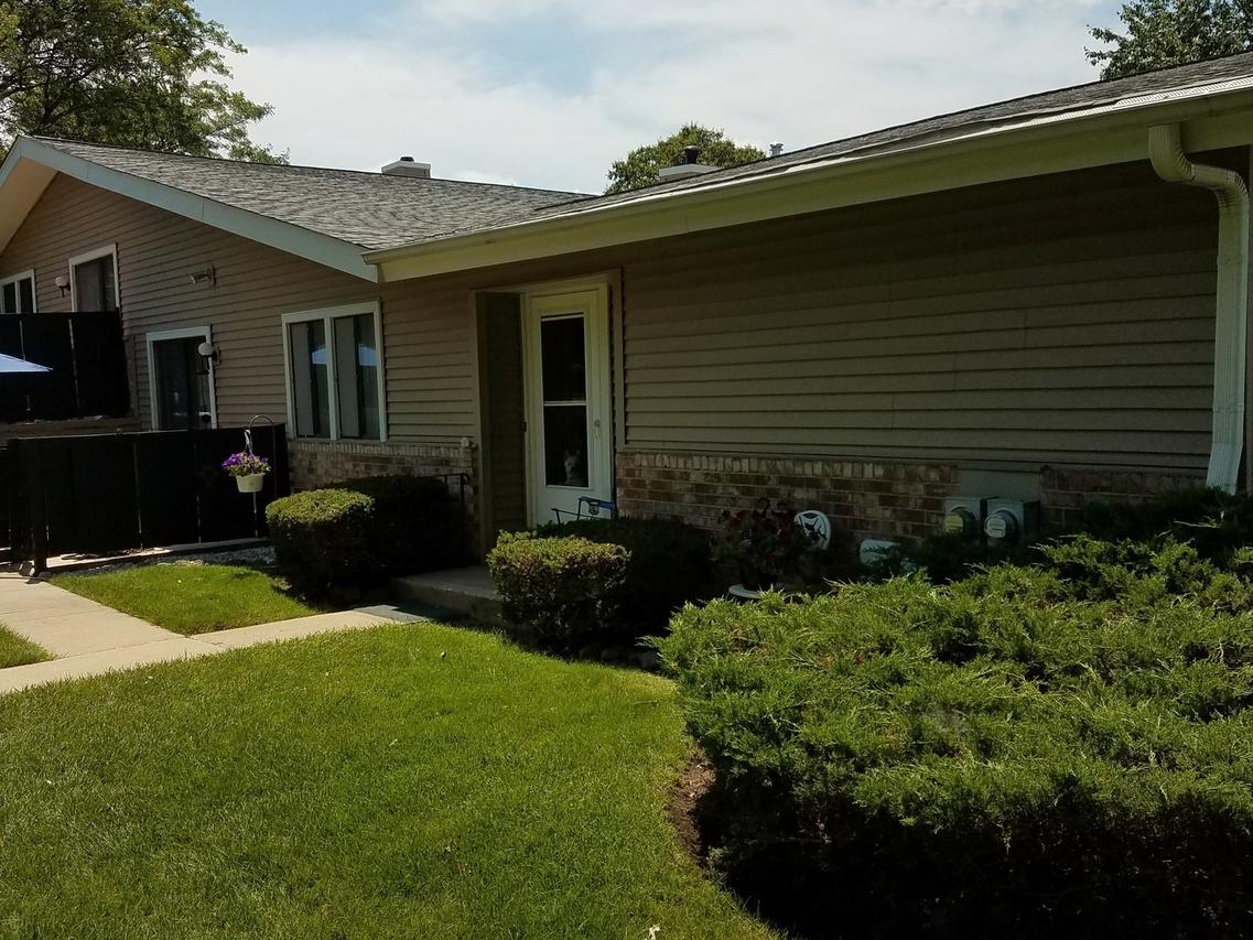 824 Wiltshire Dr. #3, Mchenry, IL 60050