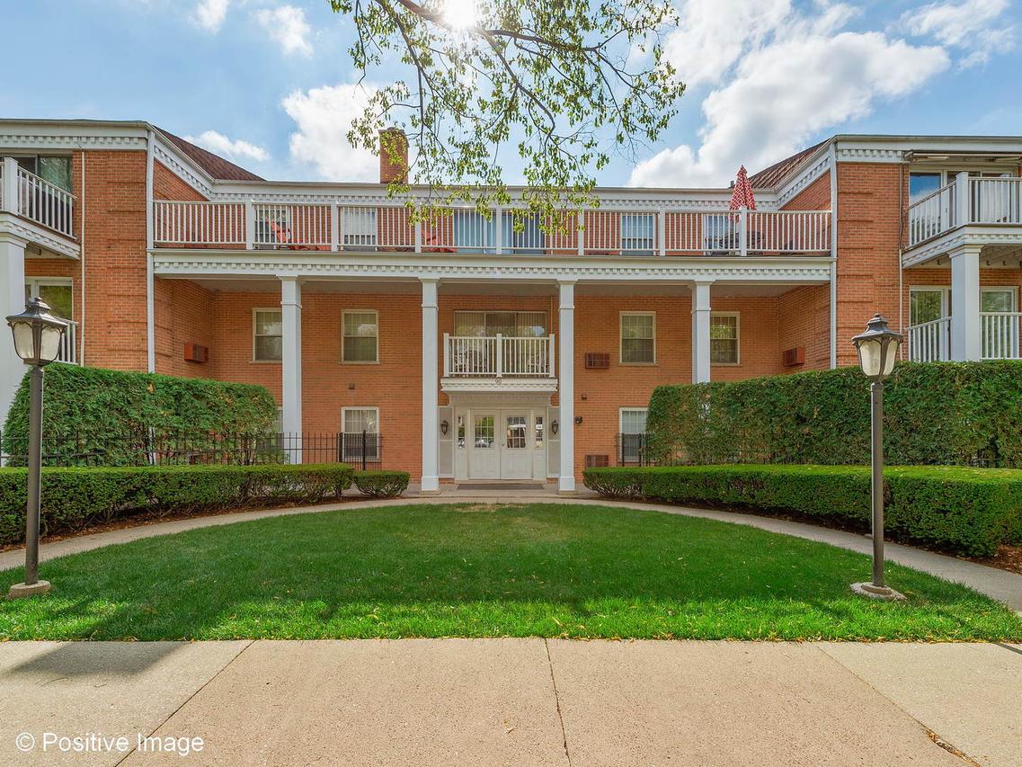 90 6th Ave. #207, La Grange, IL 60525