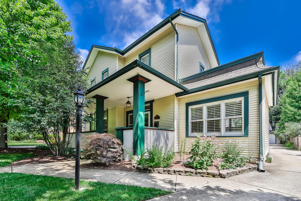 129 Barrypoint Rd., Riverside, IL 60546