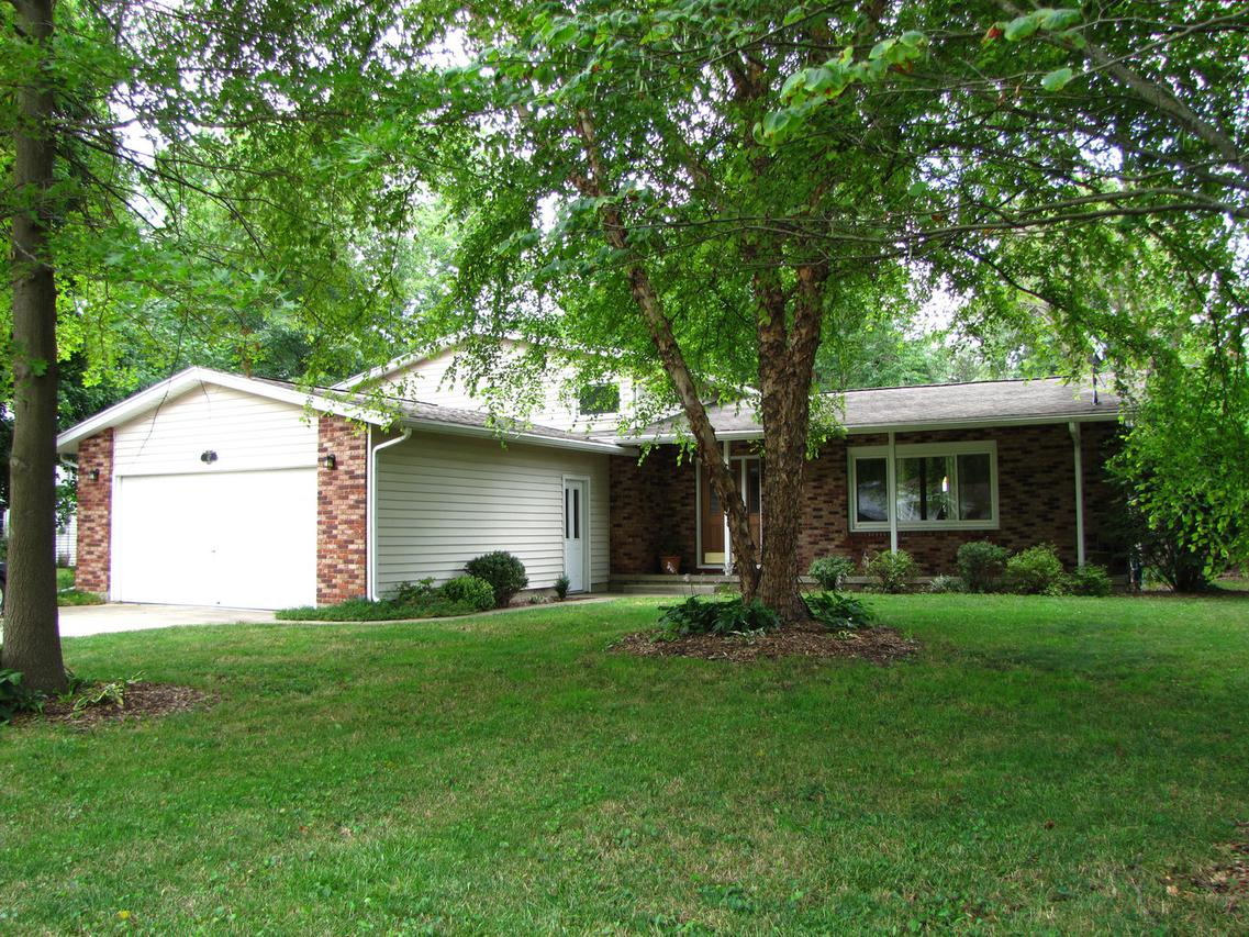 17 Hickory Ln., Villa Grove, IL 61956