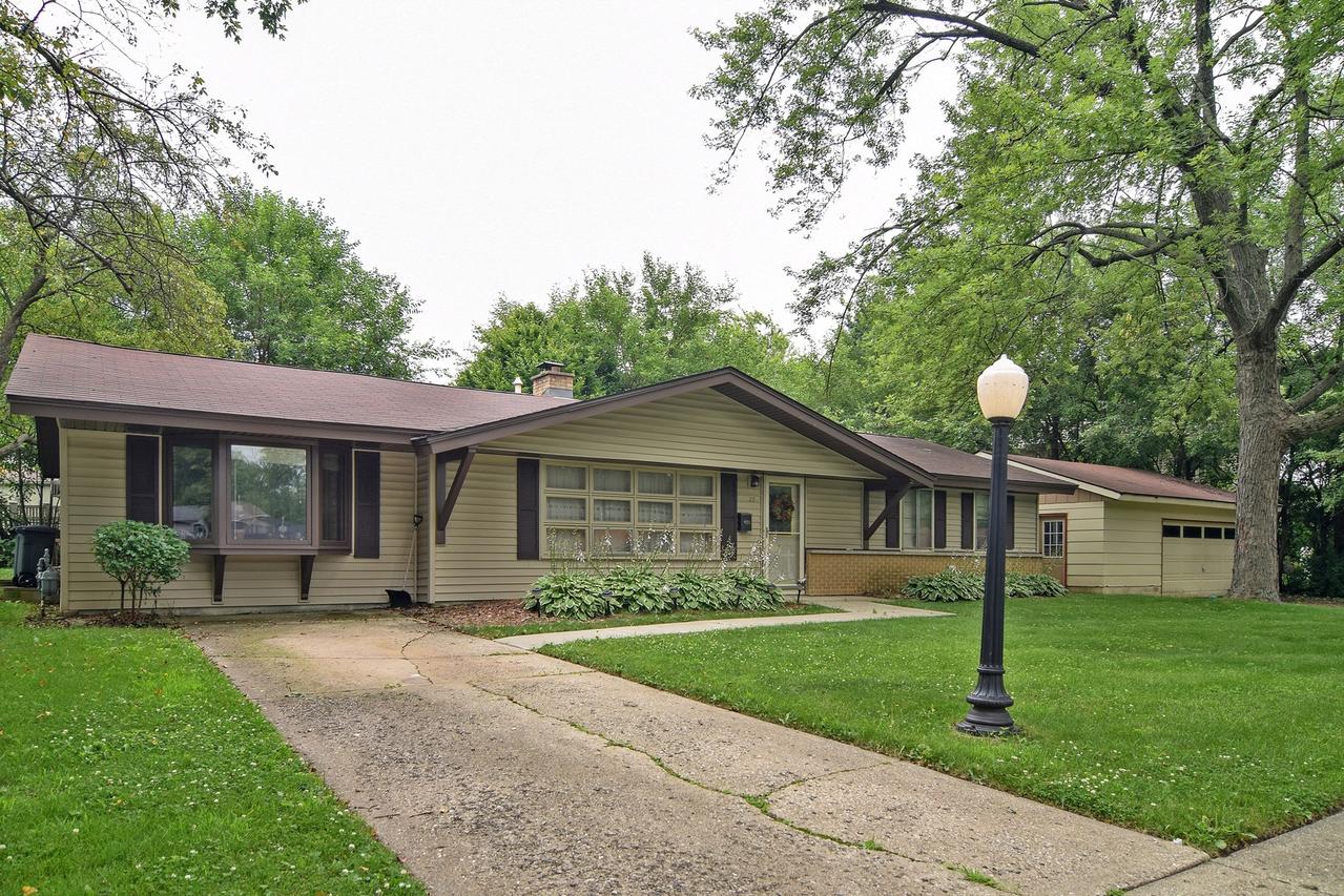 27 Waban Ct., Schaumburg, IL 60193
