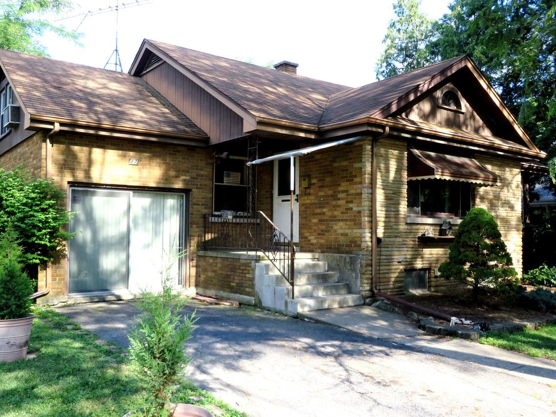 27 S Grant St., Westmont, IL 60559