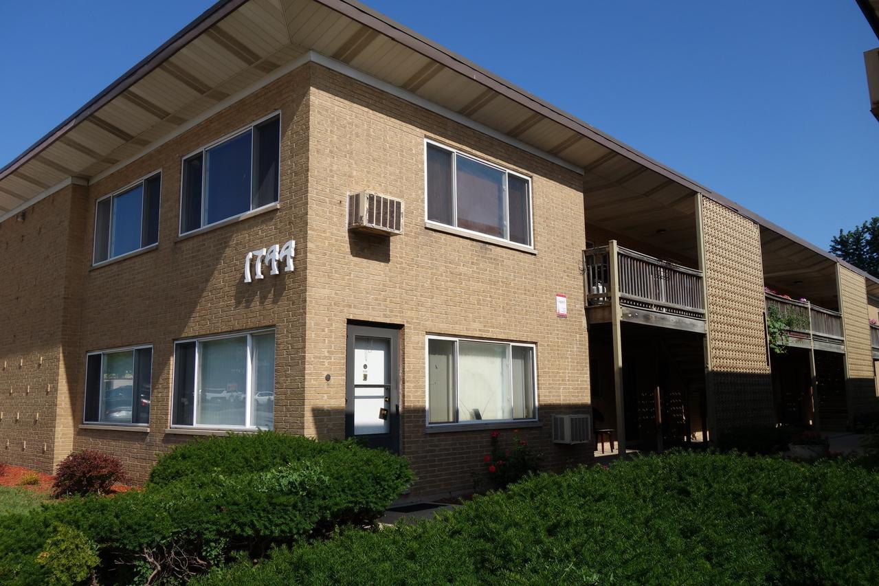 1744 E Oakton St. #106, Des Plaines, IL 60018