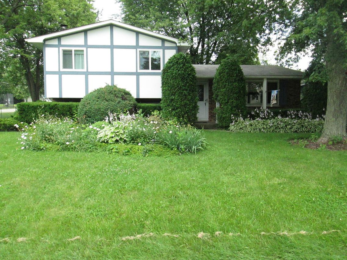 487 Belle Plaine Ave., Gurnee, IL 60031