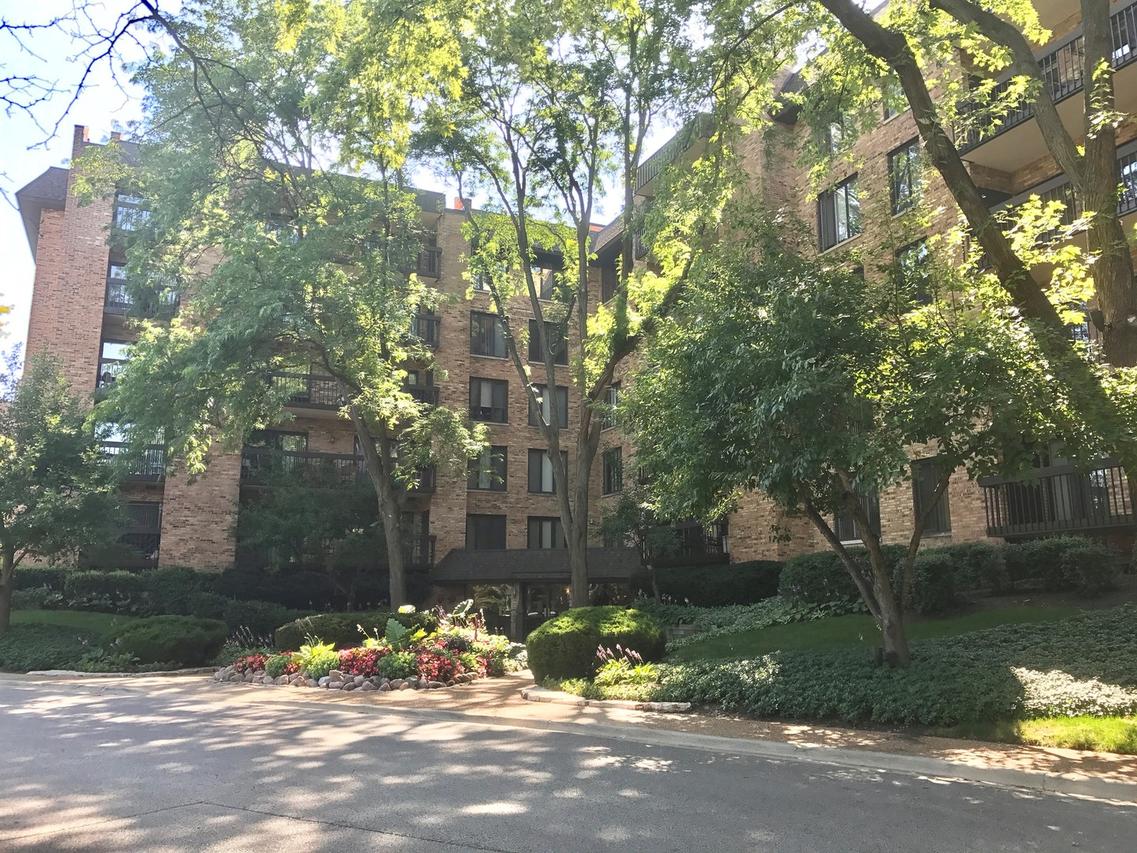 1740 Mission Hills Rd. #104, Northbrook, IL 60062