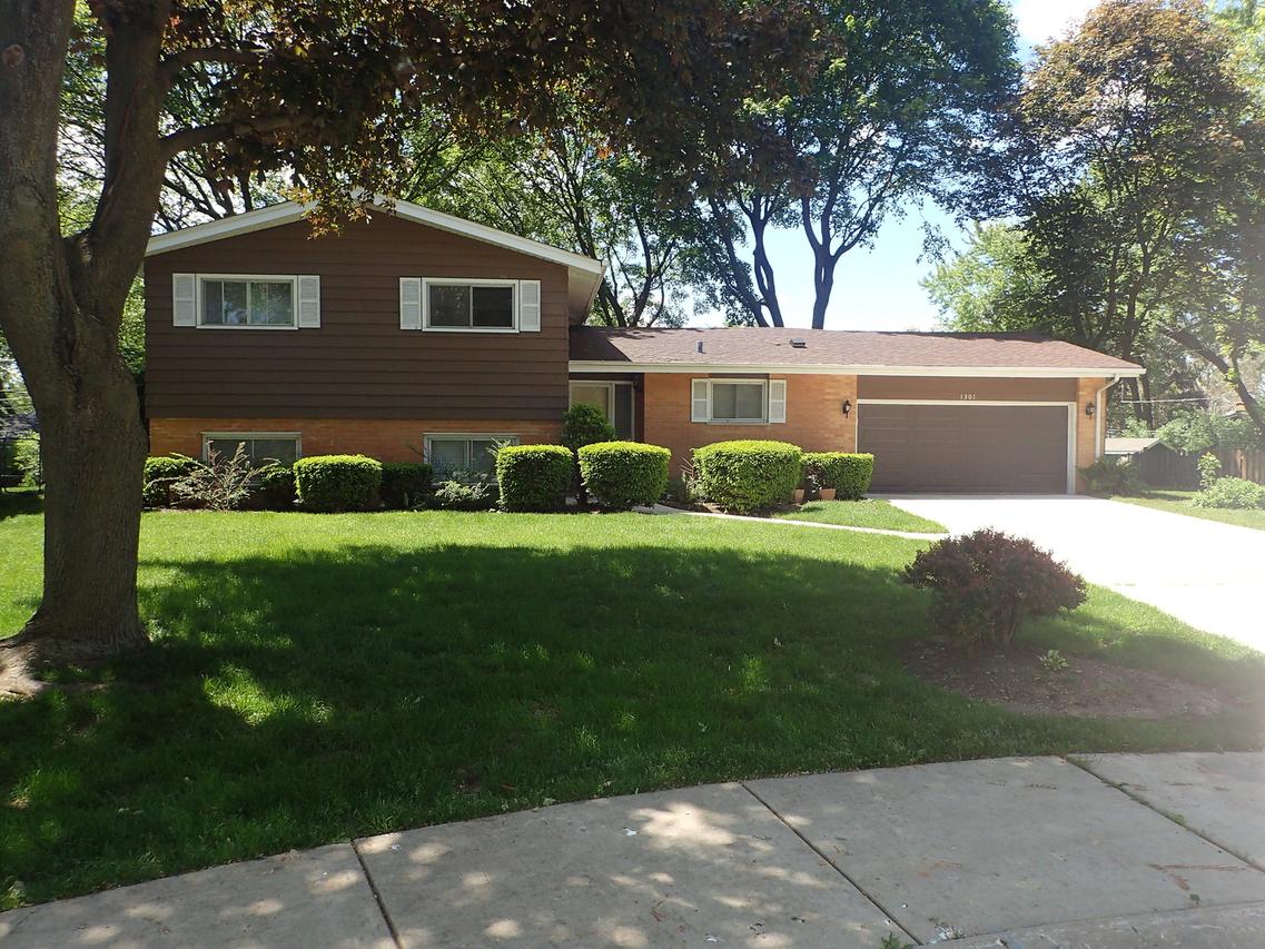 1301 E Eastman St., Arlington Heights, IL 60004