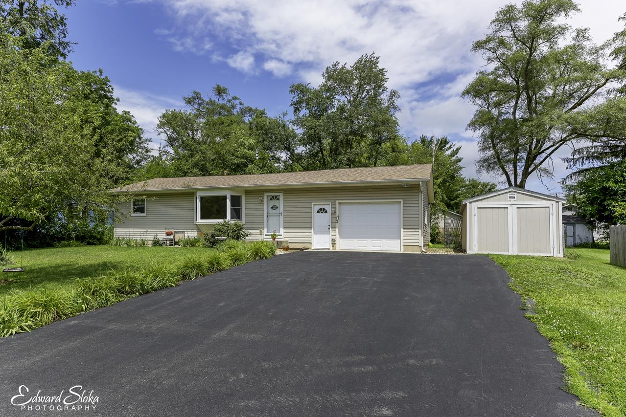 7104 Hiawatha Dr., Wonder Lake, IL 60097