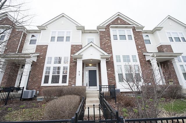 619 Grosvenor Ln., Aurora, IL 60504
