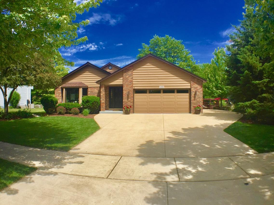 2208 Flambeau Dr., Naperville, IL 60564