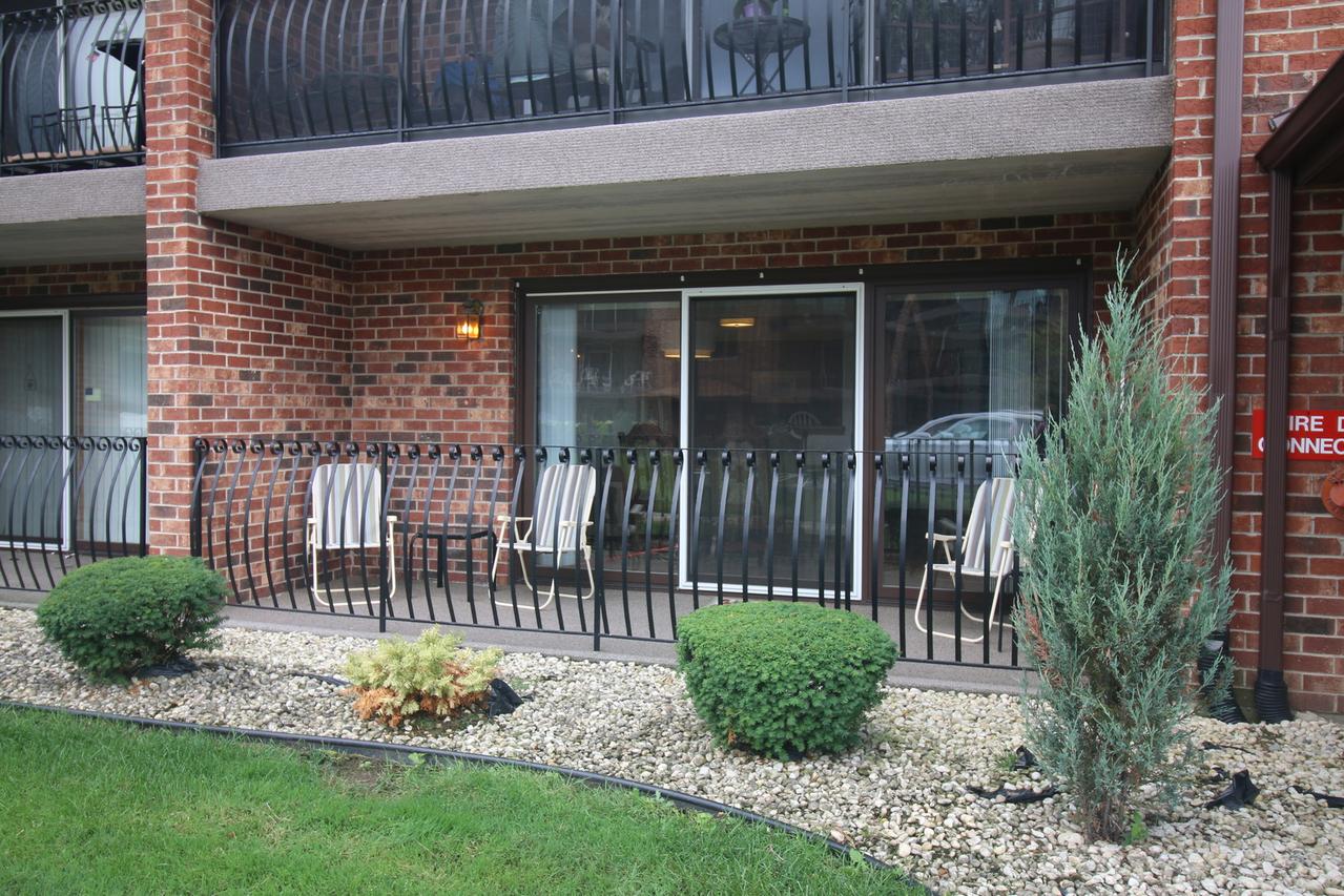 8207 Millstone Dr. #8-1B, Palos Hills, IL 60465