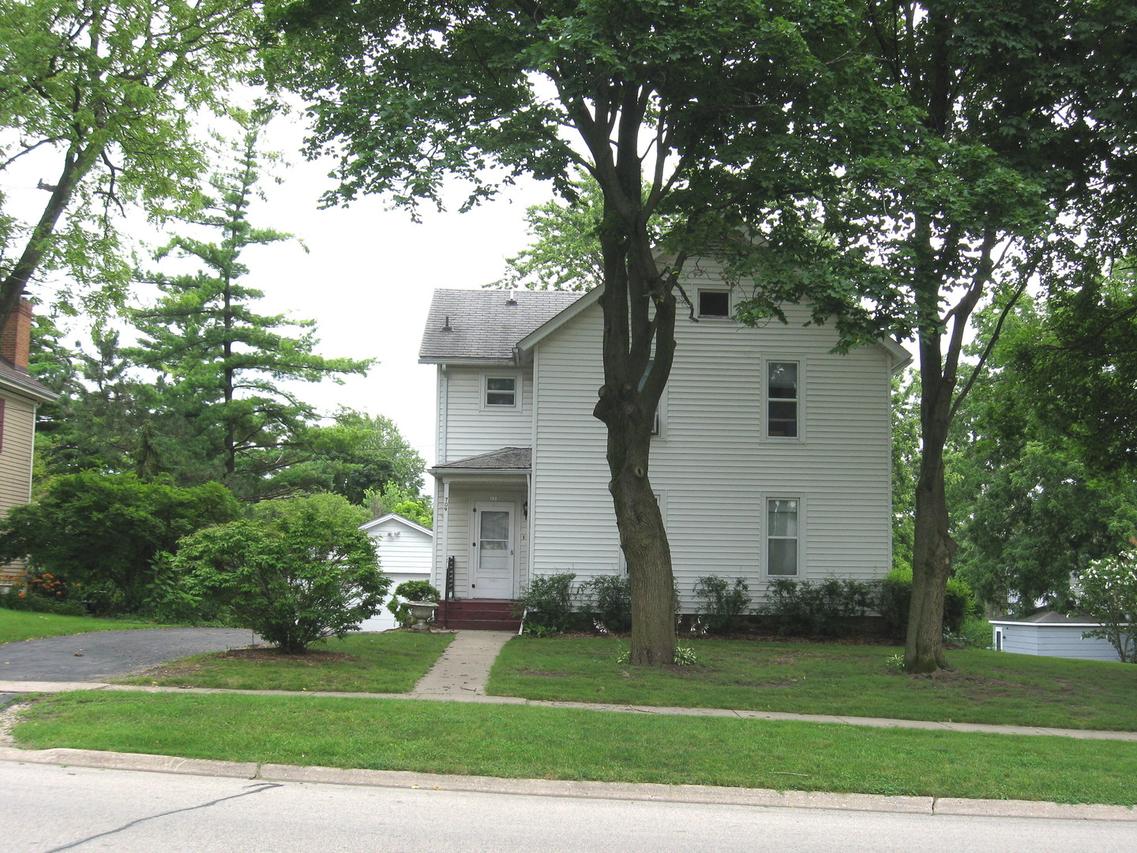 709 Dean St., Woodstock, IL 60098