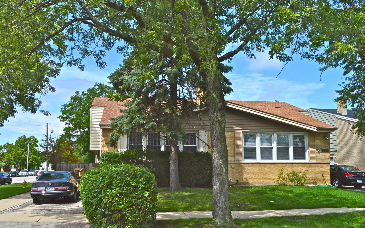 9210 Aspen Dr., Des Plaines, IL 60016