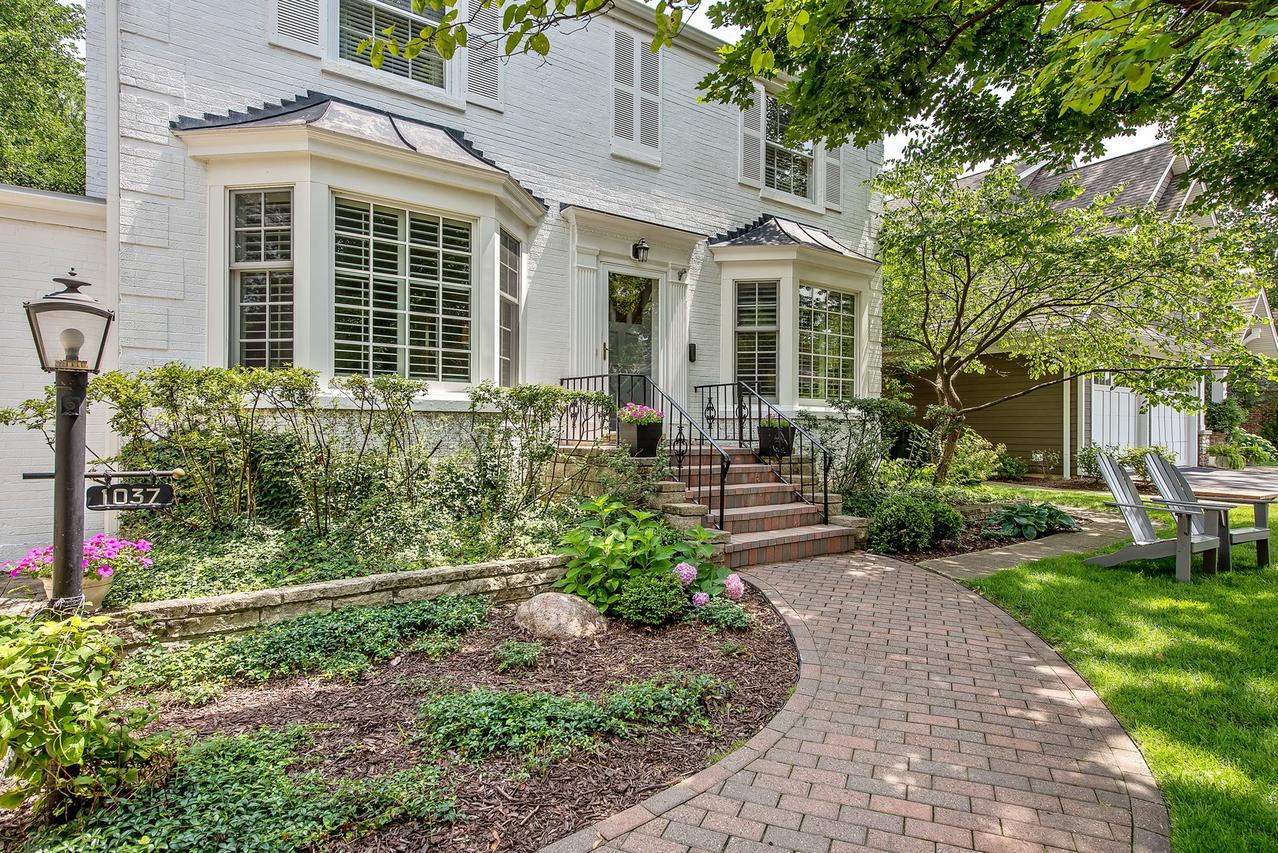 1037 Blackthorn Ln., Northbrook, IL 60062