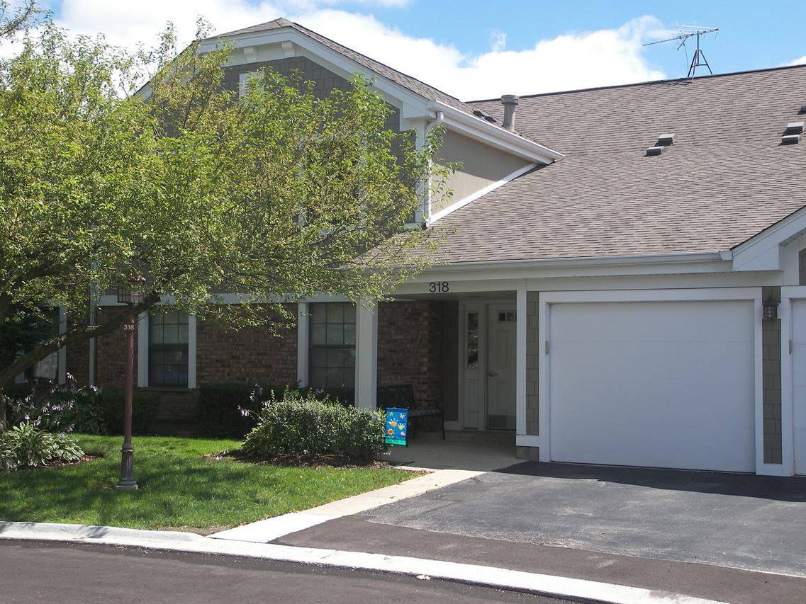 318 Maplewood Ct. #D1, Schaumburg, IL 60193