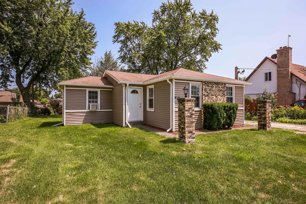 2073 Maple St., Des Plaines, IL 60018