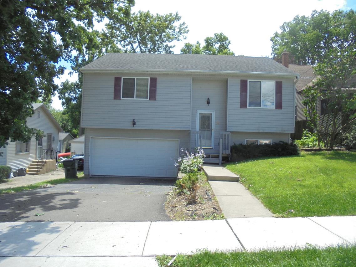 19 Meade Ct., Fox Lake, IL 60020