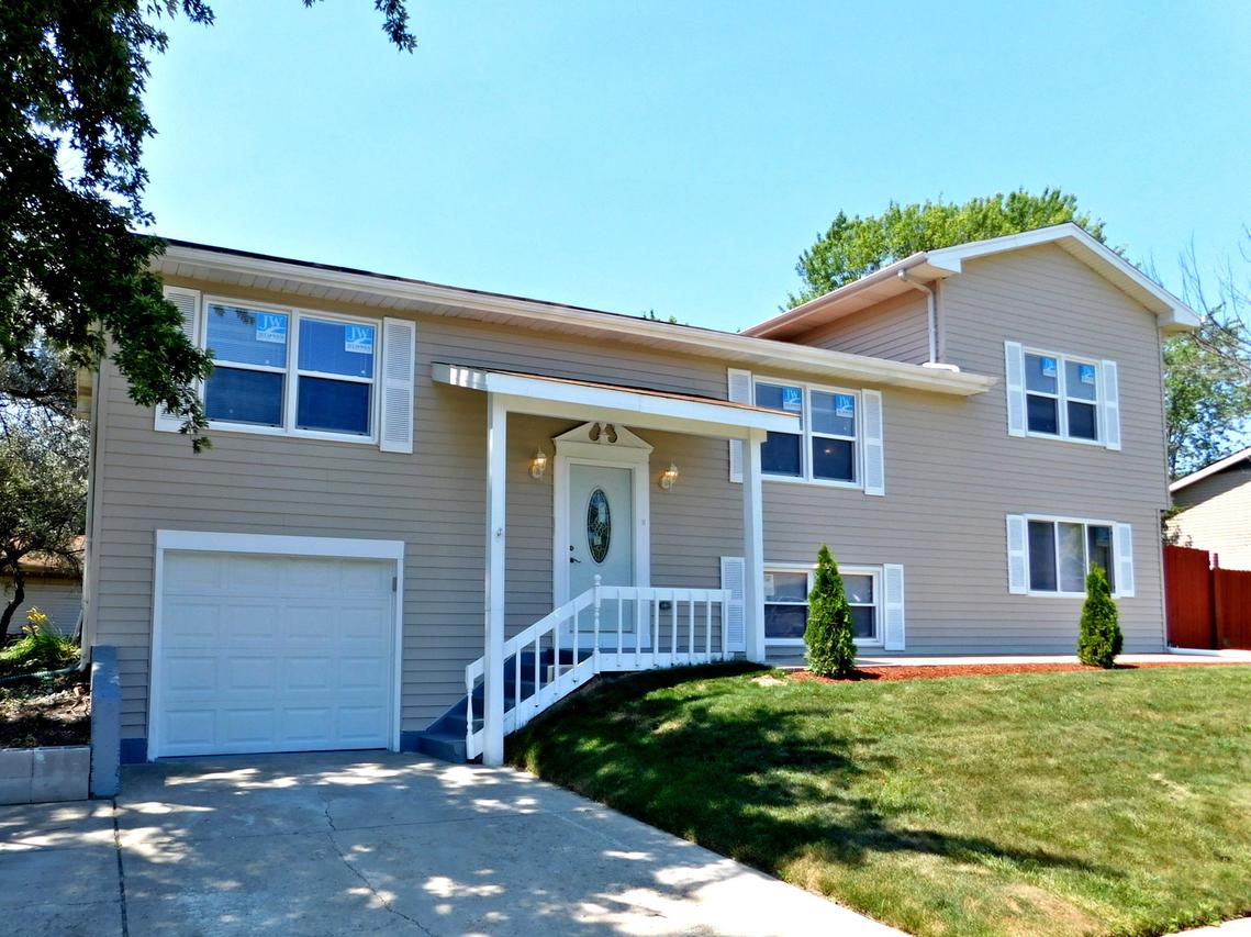 217 Grant Dr., Bolingbrook, IL 60440