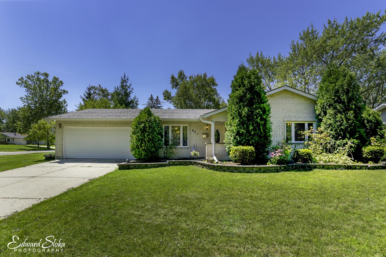901 Bradford Ln., Schaumburg, IL 60193