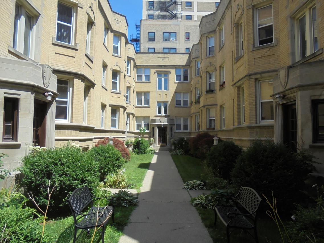 6817 N Lakewood Ave. #2W, Chicago, IL 60626
