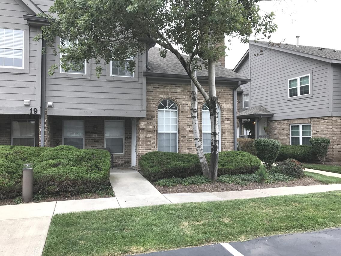 19 Foxcroft Rd. #111, Naperville, IL 60565