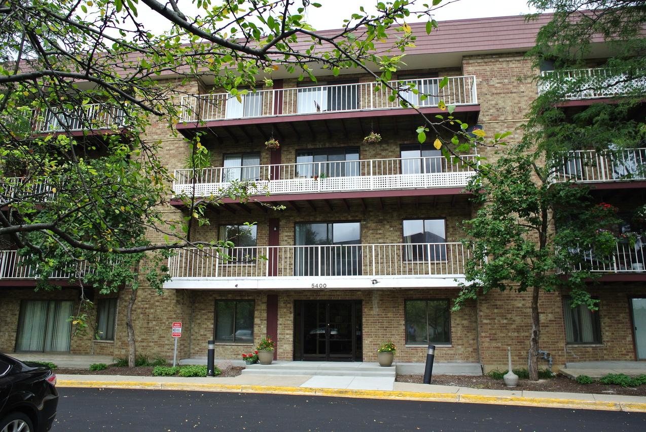 5400 Astor Ln. #215, Rolling Meadows, IL 60008